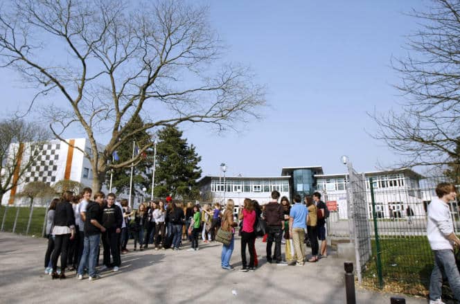Students in front of the Gustave-Flaubert institute, in Rouen, on March 23, 2012.