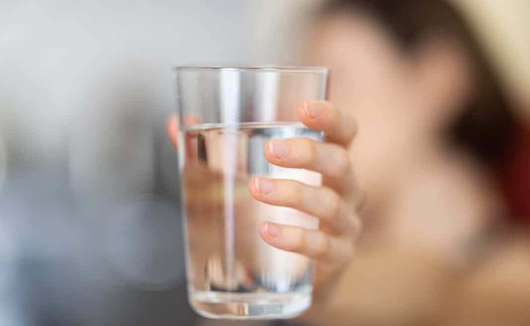 Eau chaude ou froide ?  Qu’est-ce qui est meilleur pour votre santé lorsque vous buvez de l’eau ?