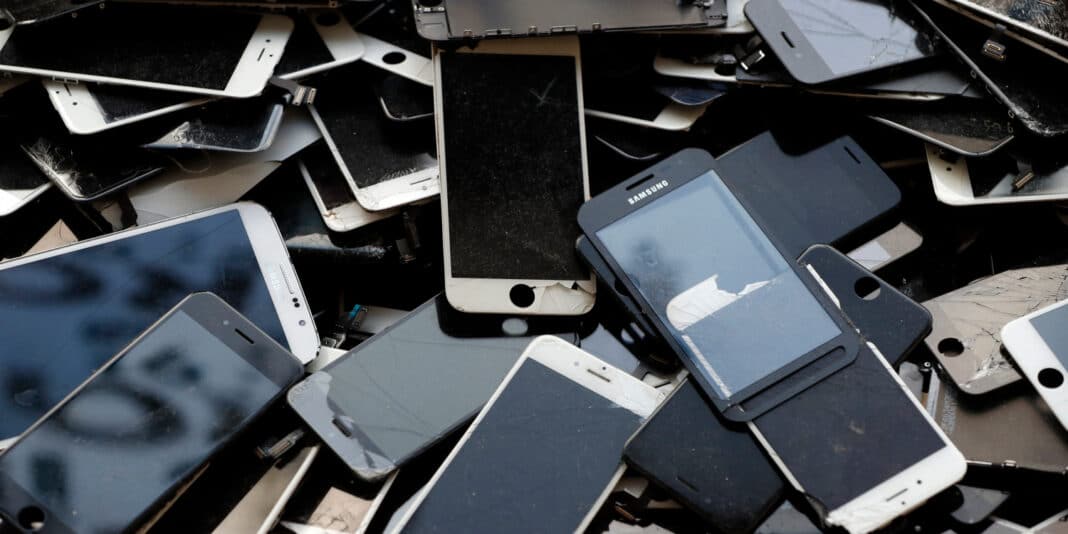 EUROPE 1 AND YOU - “I leave them aside”: what do the French do with their old phones?

