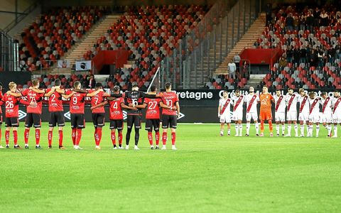 Before kick-off, the players observed a minute of silence in memory of Bertrand Marchand, former EAG coach.