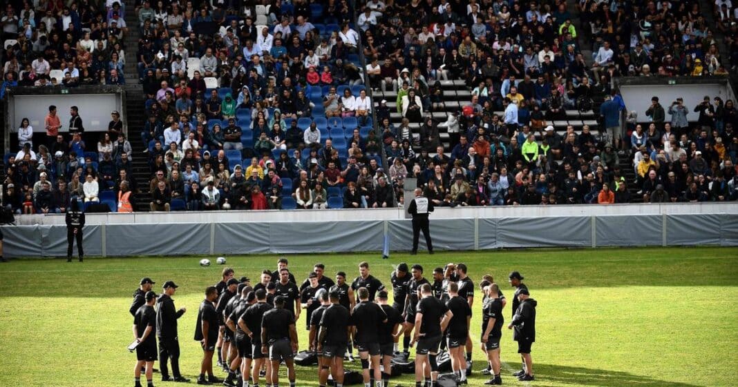 The All Blacks put on a show in front of 10,000 people in Bordeaux

