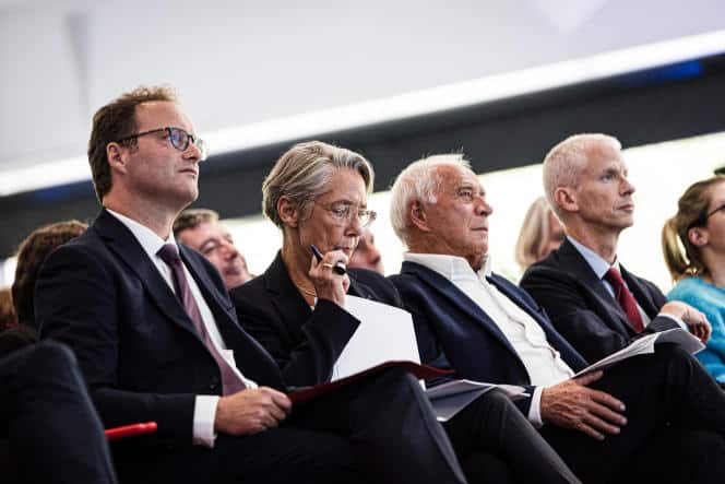 Elisabeth Borne, surrounded by deputy Sylvain Maillard and senator François Patriat, presidents of the Renaissance groups in Parliament, in Louan-Villegruis-Fontaine (Seine-et-Marne), on September 14, 2023.